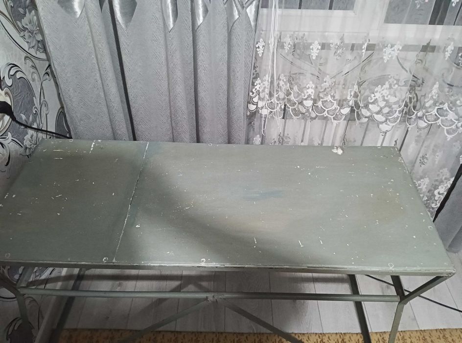 Стол железный,крепкий