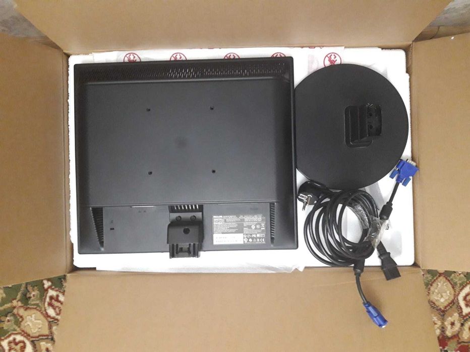 Монитор Philips. Б/у. Черный. Комплект в коробке