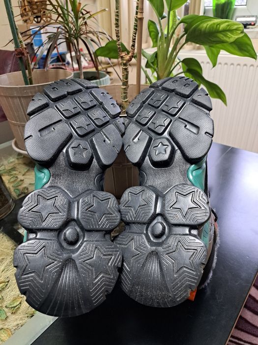 Продавам уникален модел мъжки маратонки чисто нови 43 и 44 номер