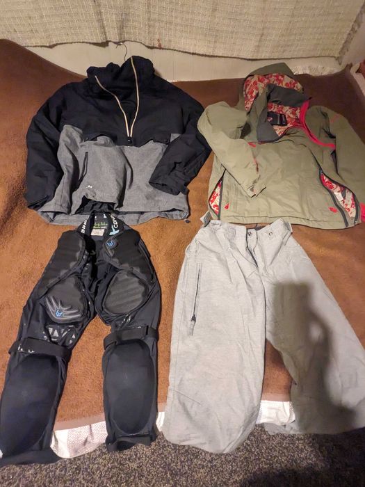 Echipament complet snowboard, 4 boots, 1 placa+legături, husa Nitro, 2 geci Quicksilver+McKinley, pantaloni Burton + crashpants demon