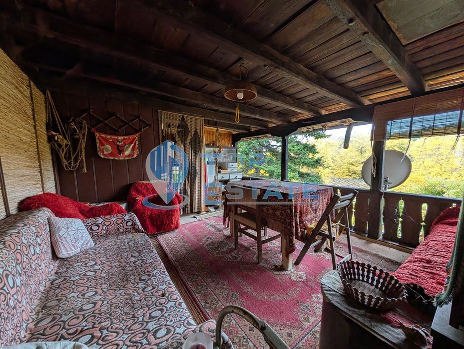 Двуетажна автентична къща с голям двор в село Лесичарка