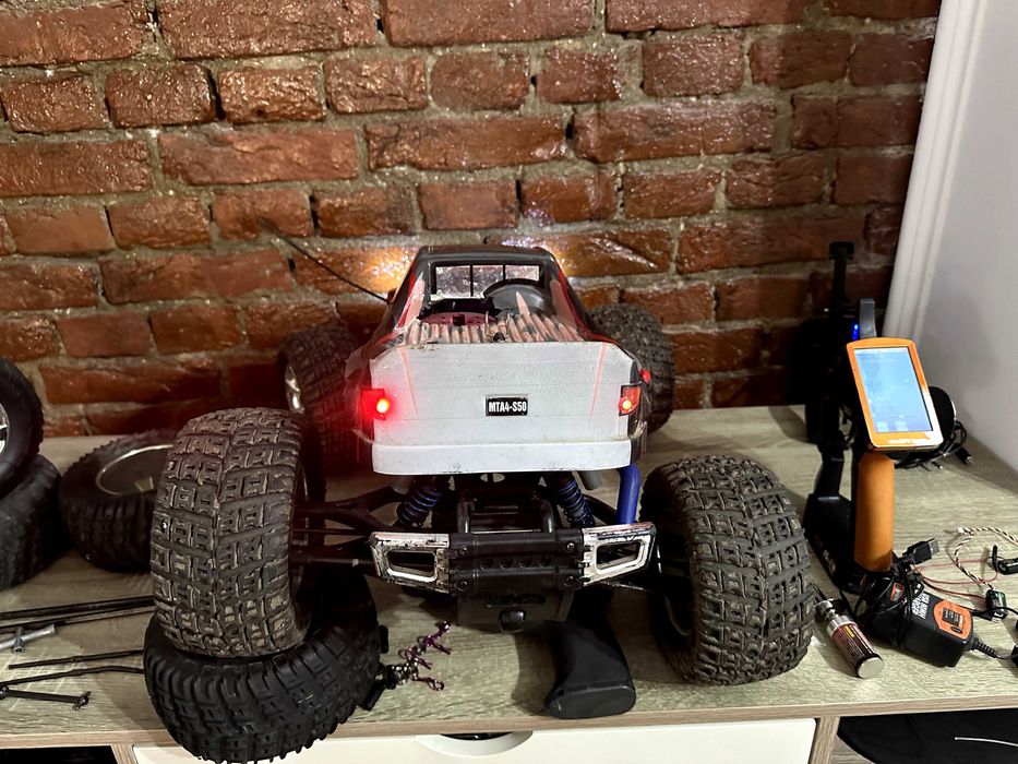 Masinuta cu telecomanda nitro rc car 1/8 tunder tiger mta4 s50