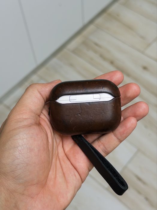 Nomad Husa moderna de piele maro pentru AirPods Pro 2