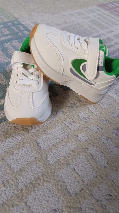 Продам детские кроссовки