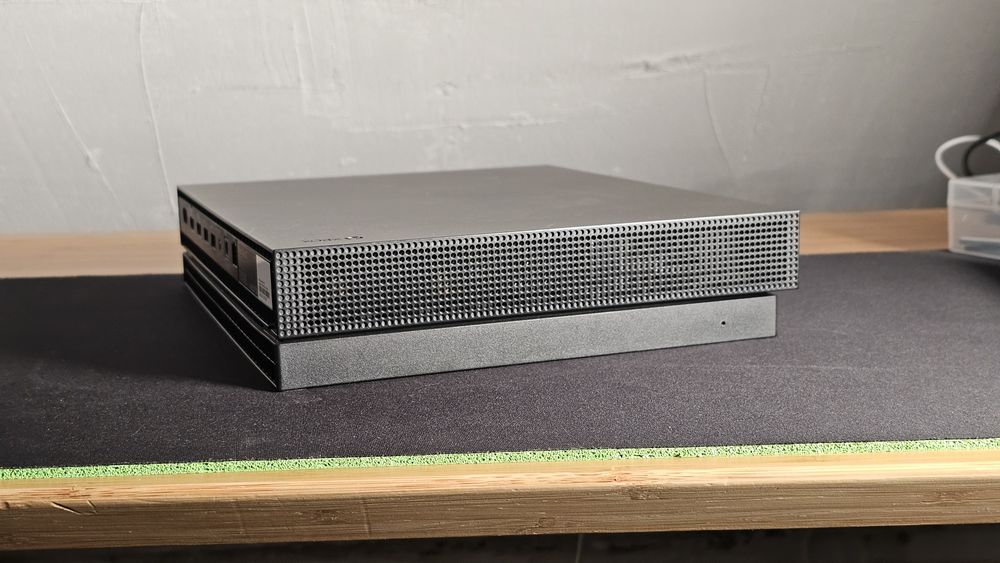 Xbox One X 1 TB + 2 контролера + 7 игри