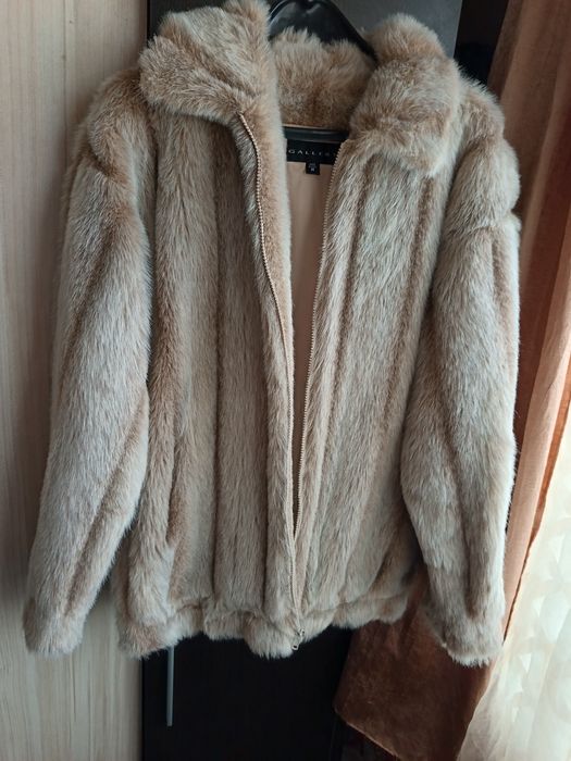 Палто с косъм бежово