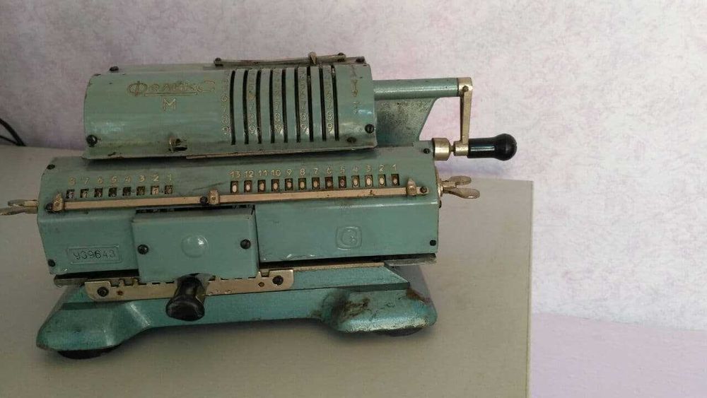 Продается Арифмометр с чехлом