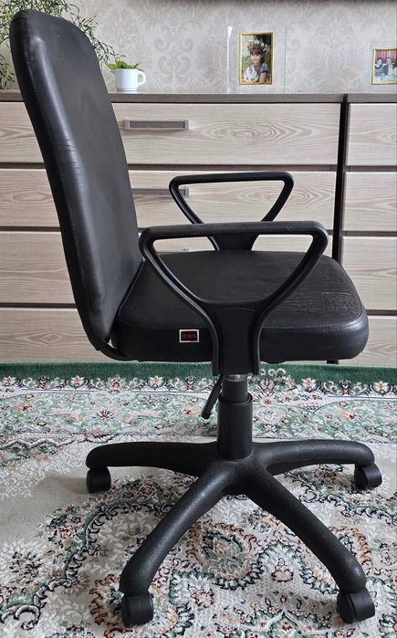 ПРОДАМ офисное кресло ZETA