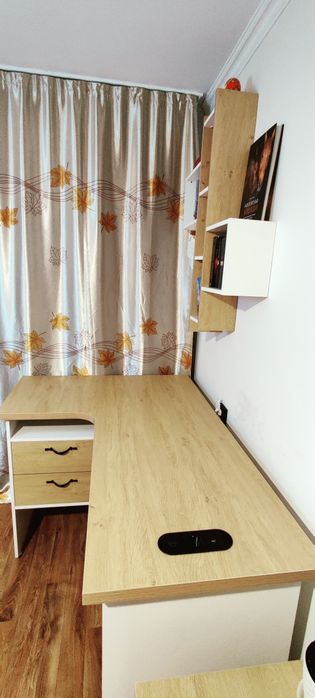 Стол с настенной полкой