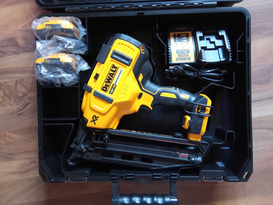 Vand Pistol impuscat cuie DeWalt DCN660D2-QW cu acumulator 18 V