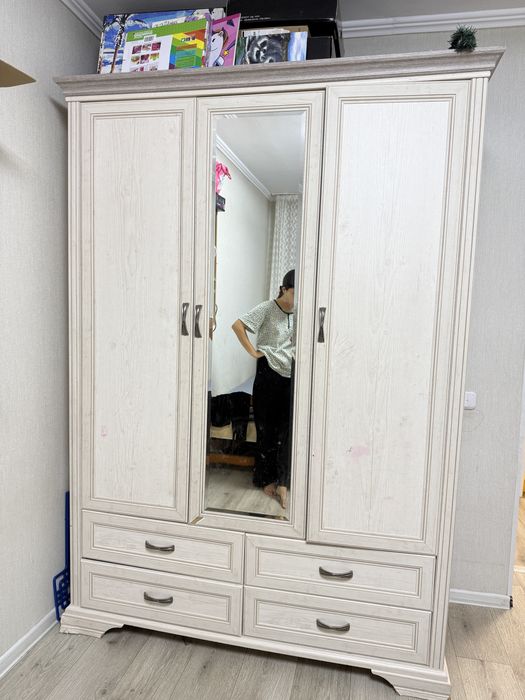 Шкаф деревянный белый