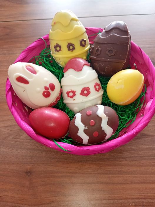 Coșulețe dulci de Paște – Ouă cu mousse ,fructe  și Ferrero Rocher