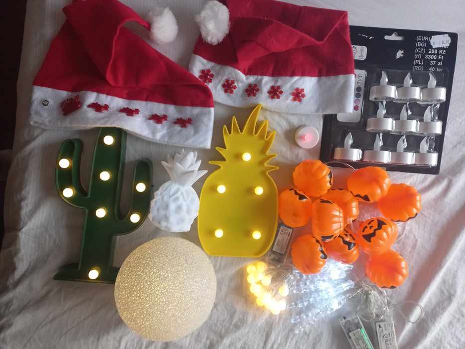 Коледни лампички и коледни топки за декориране
