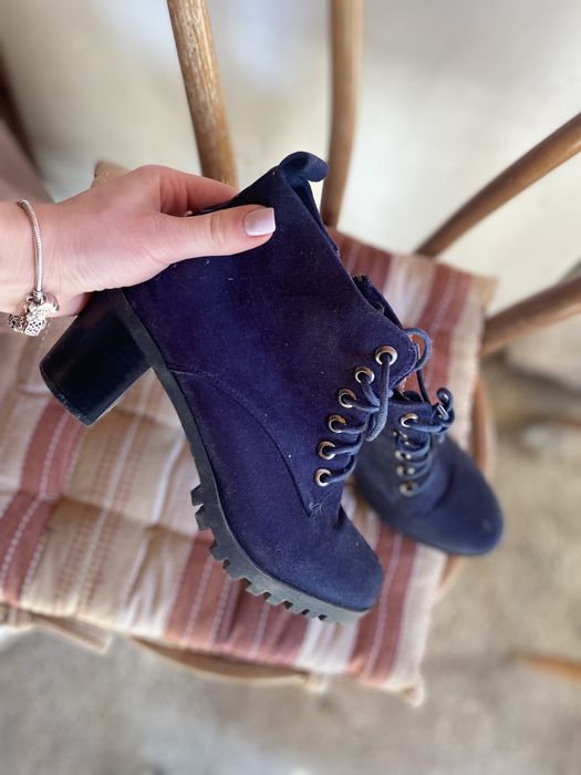 Тъмносини боти на ток