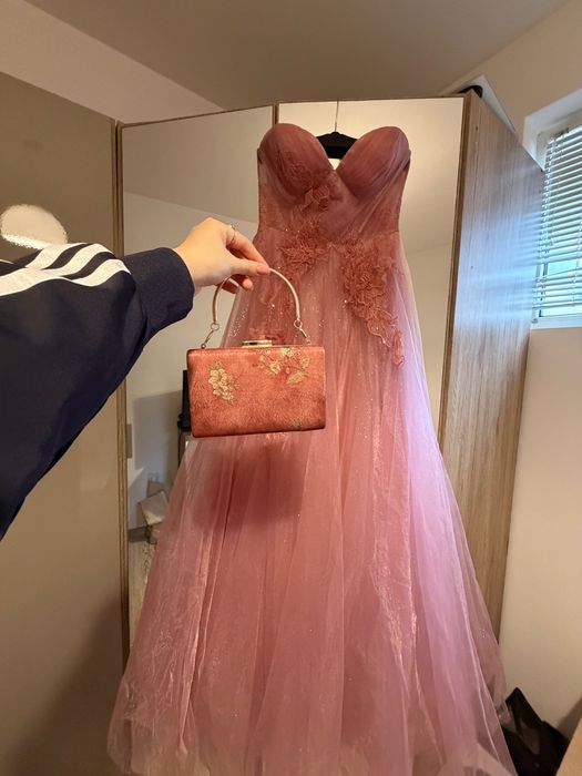 Официална рокля, носена