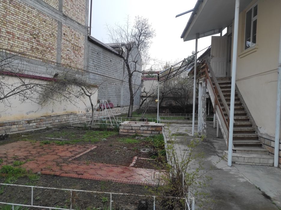 Nekrasova koʻchasida 8 sotix hovli 10 xonali sotiladi