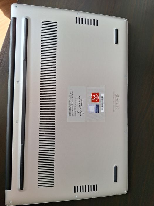 Laptop Huawei MateBook D15 cu procesor AMD Ryzen 5 3500U