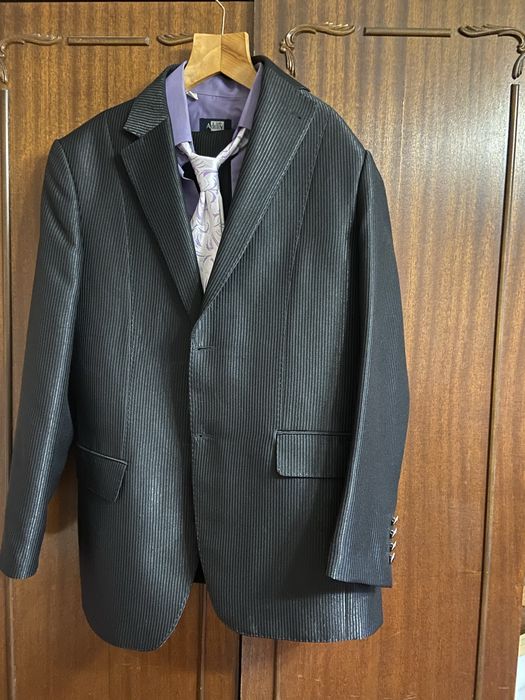 Продавам мъжка официална риза-вратовръзка-5€, и черен костюм