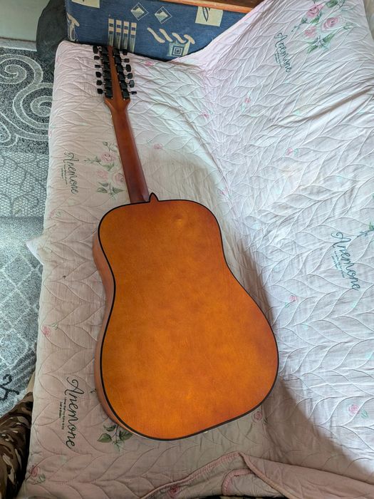 Двенадцатиструнная акустическая гитара