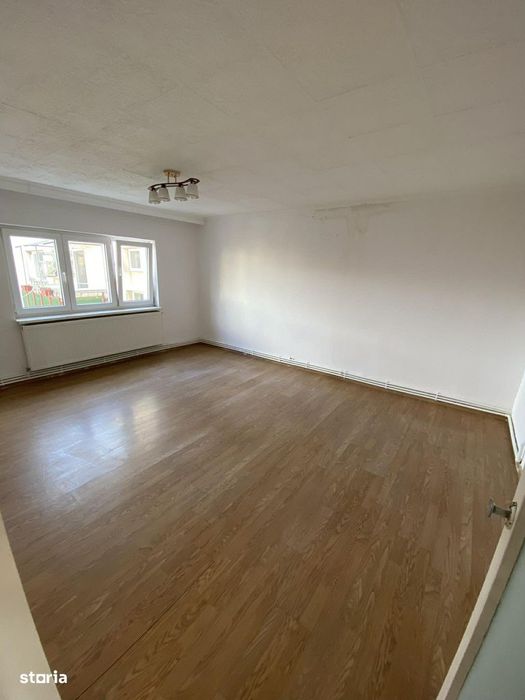 Apartament 3 camere de vanzare , Independetei M17 , et.4 , 72.900 euro