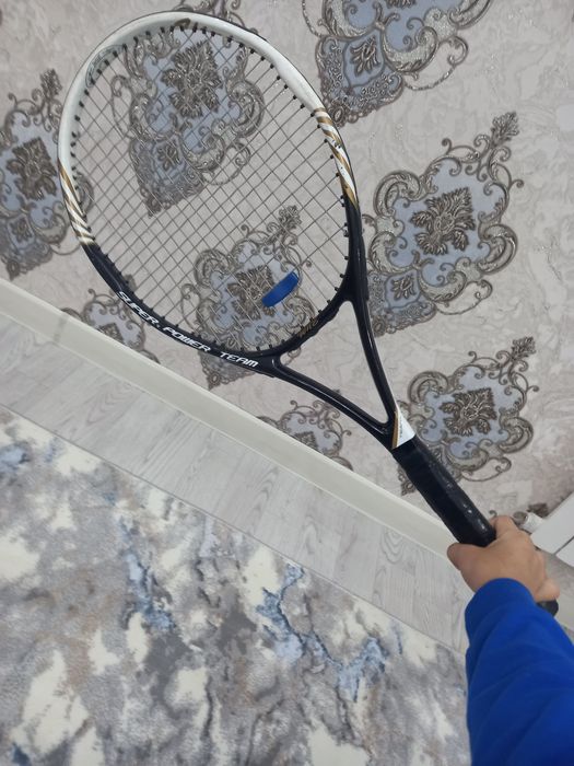 Теннисная ракетка