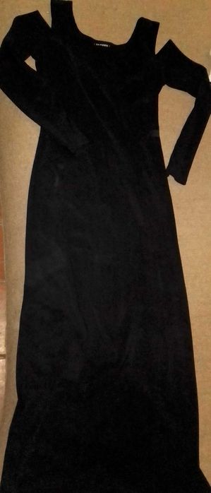 платье классическое длинное черное с открытыми плечами