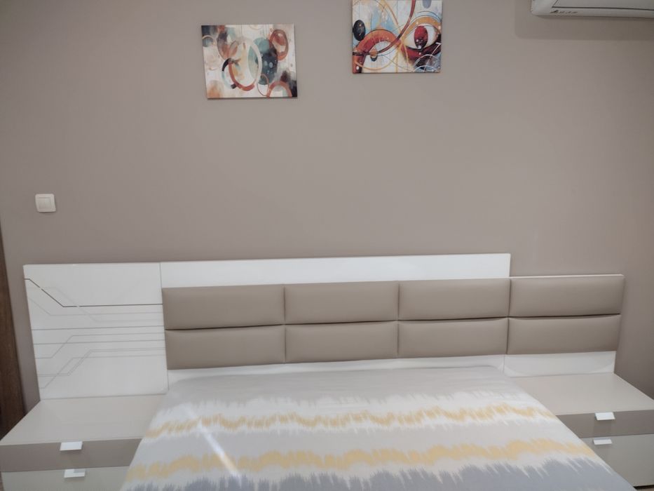 Гръб за спалня бял гланц и кожа