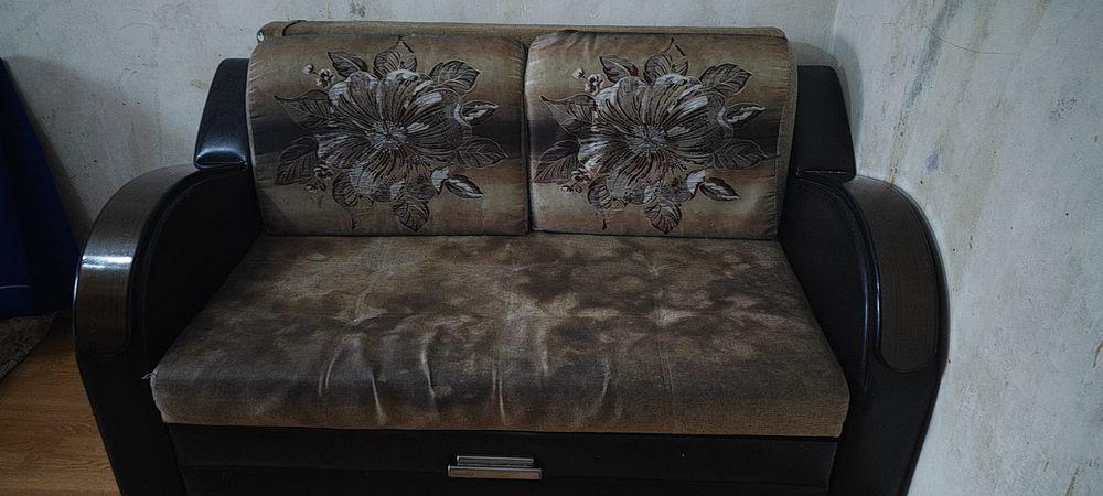 Диван  рассклдадной, бесплатно