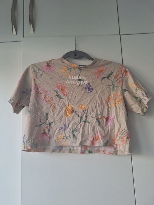 Къса тениска с цветя, черна тениска, бяла тениска с цвете