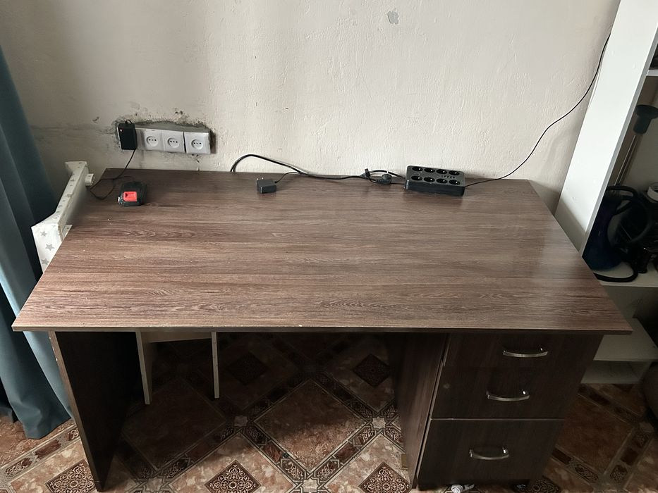 Продам письменный стол с тремя ящиками