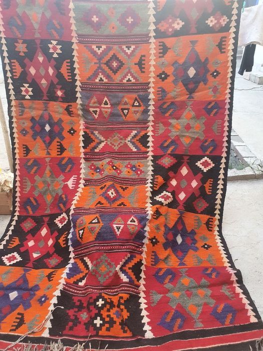 Продаётся ковролин (антикварный)