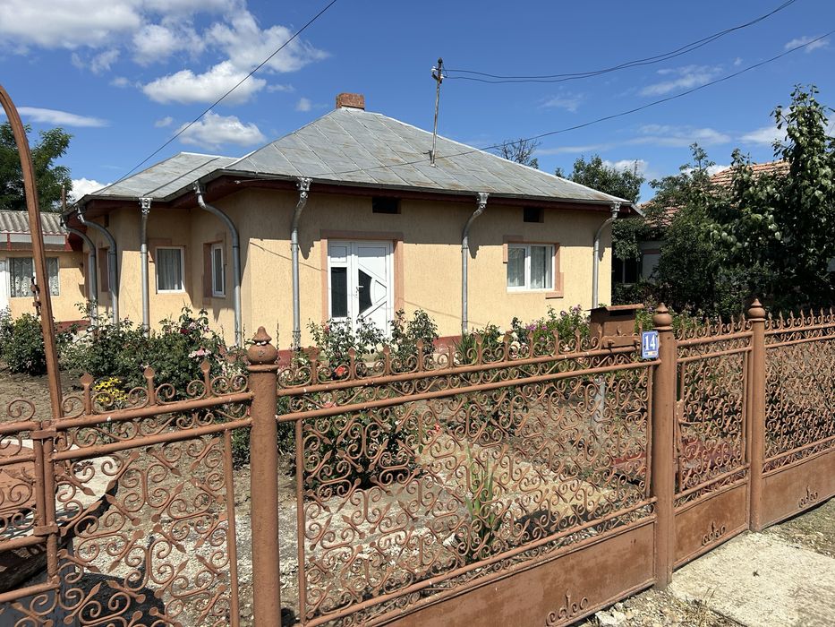 Vand casa cu teren