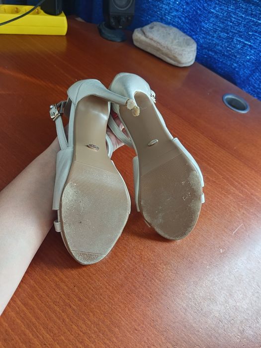 Златисти сандали на ток 36 номер