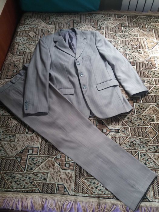 Продам костюм 48 размера