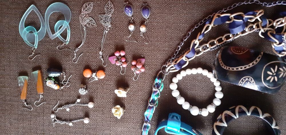 Vand brățări, cercei, lanțuri fantezie și curele de damă mărimea M