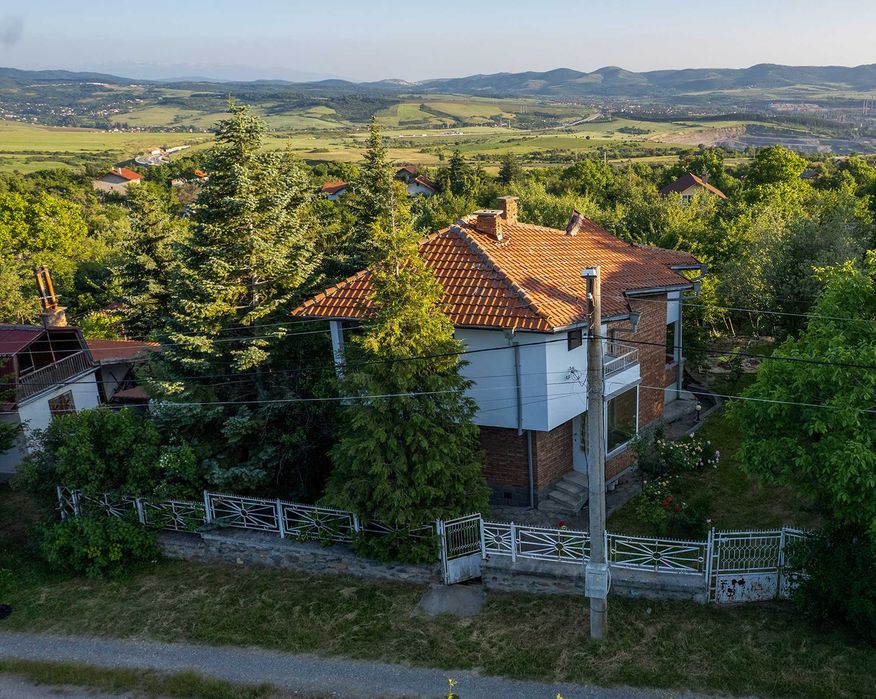 Продава се бутикова къща във вилната зона на с.Големо Бучино, Перник