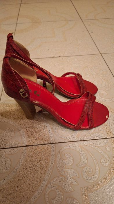 Червени кожени сандали с ток – характер и стил