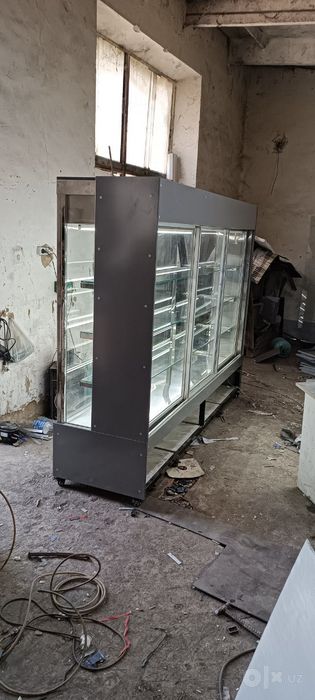 Vetrina xaladelnik Tort va shirinliklar uchun