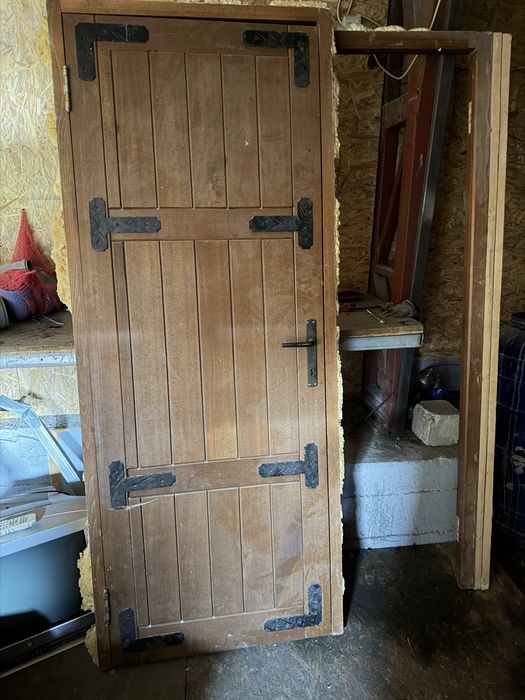 Usi de intrare din lemn masiv stil rustic din demolare controlata