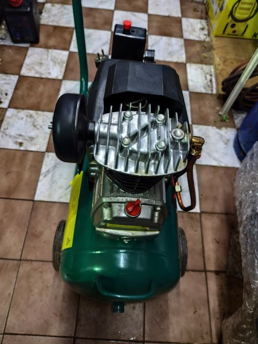 Продавам компресор 50 л. Верто с повреда