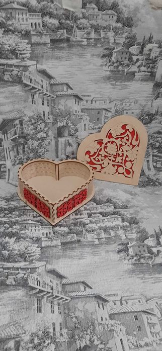 Деревянная шкатулка