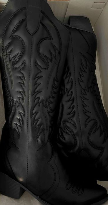 Hови черни ботуши,кожени с бродерия. Номер 40