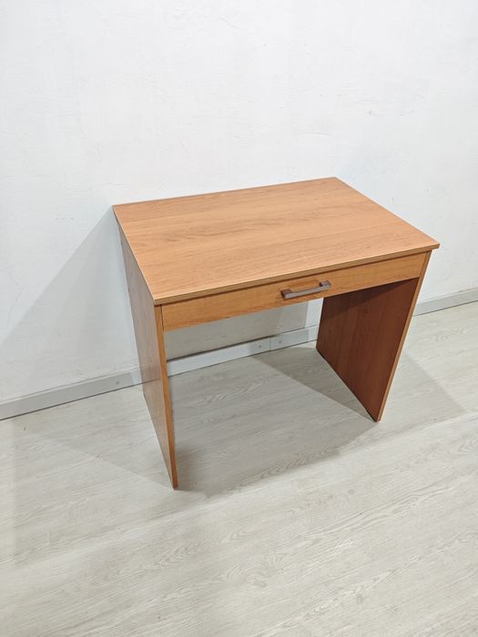 Столы Письменные для взрослых и школьников.