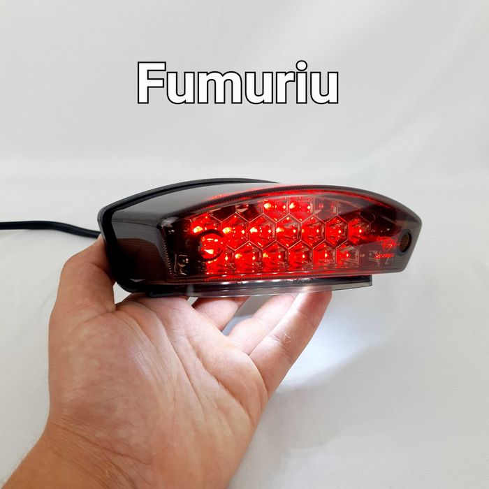 Lampă Stop LED Universală 12V pentru ATV, Quad, UTV și Motocicletă – Poziție + Frână, Lentilă Roșie Sau Fumurie, Design Sport – B22