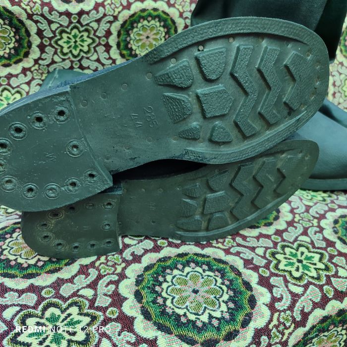 Сапоги кирзовые и резиновые.