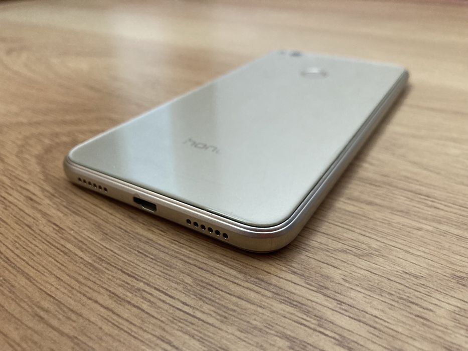 Huawei P8 Lite плюс подарък 2 кейса и зарядно