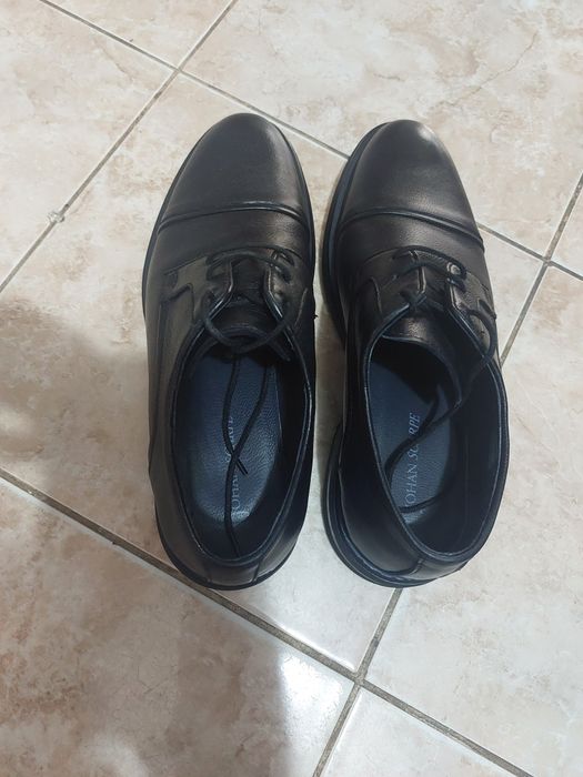 Vind pantofi noi din piele