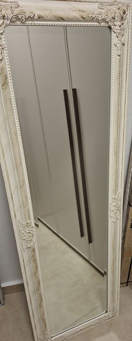 Огледало с бяла рамка с декоративни елементи 42 см.на 132 см.