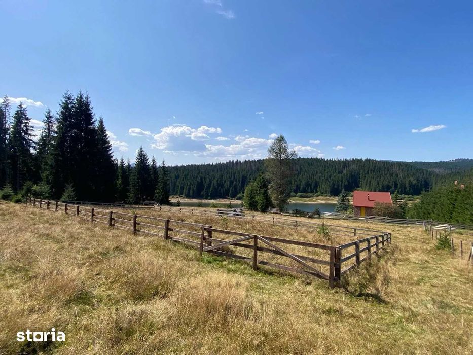 Teren Intravalian langa lac