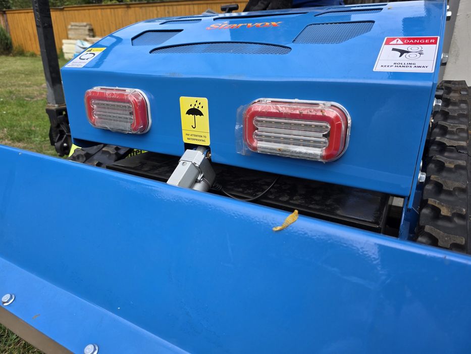 Robot pe senile de tuns iarba / plug zapada